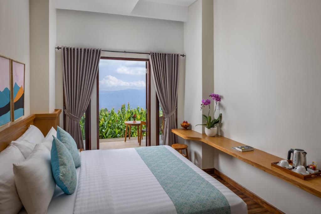 Postel nebo postele na pokoji v ubytování Munduk Tentrem Resort