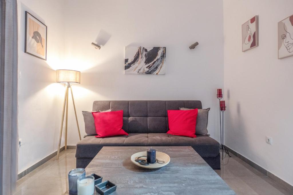 un soggiorno con divano e tavolo di Minimalistic! ad Atene