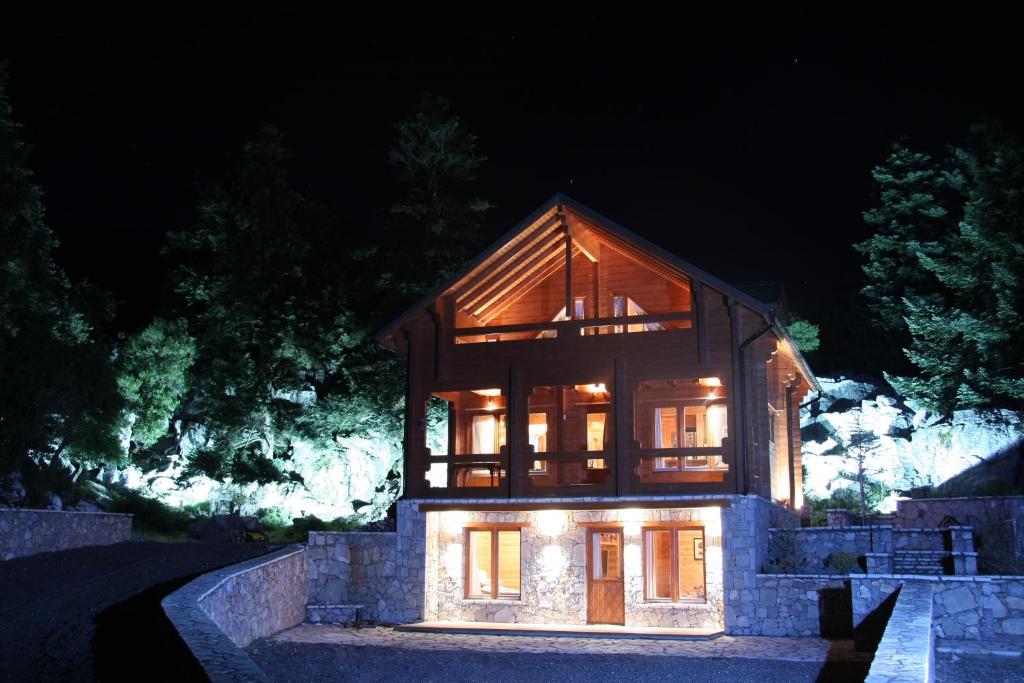 ein Haus wird nachts beleuchtet in der Unterkunft Beautiful Chalet on Mt. Parnassos near ski resort in Kalánia