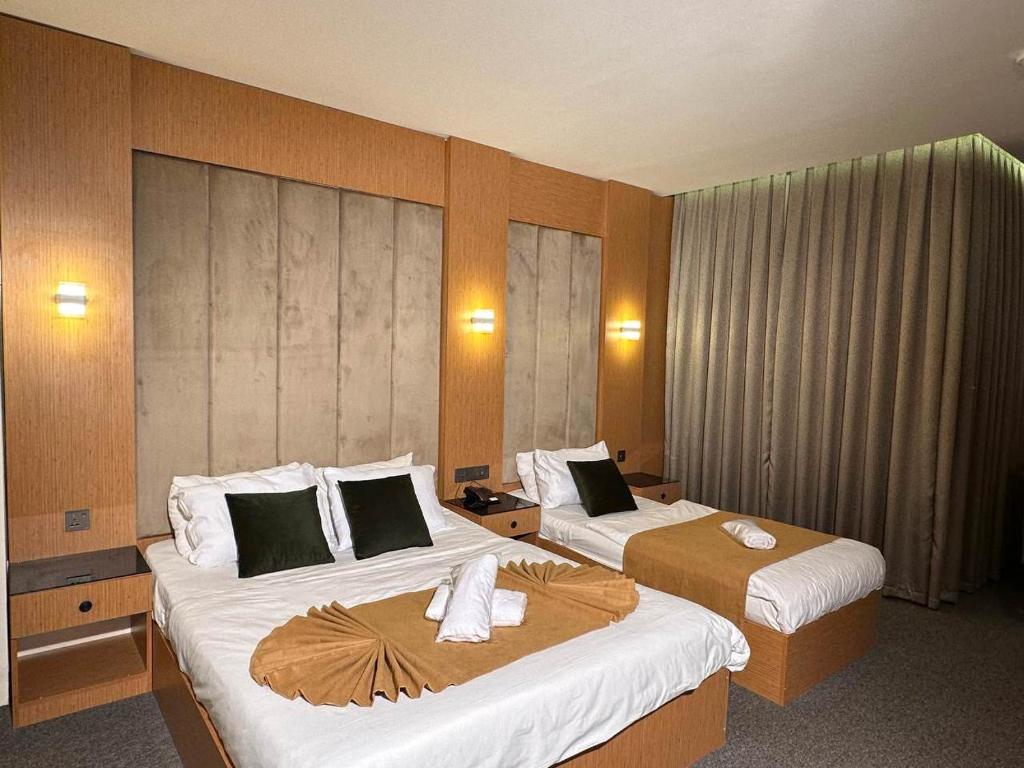 埃爾比勒的住宿－MyHotel Erbil，一间酒店客房,房间内设有两张床