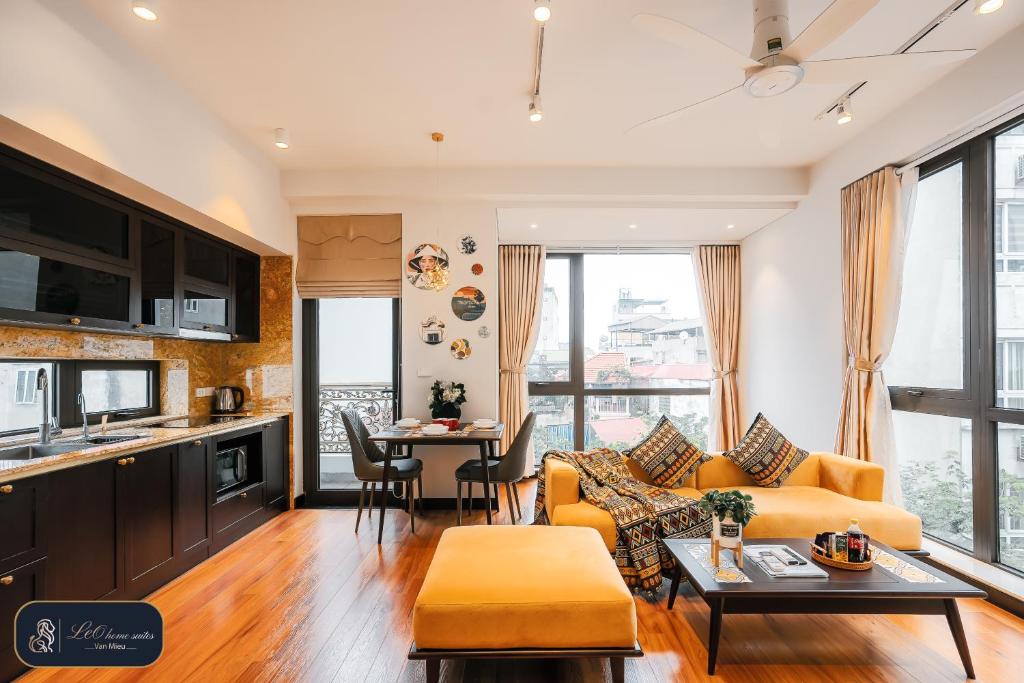 sala de estar con sofá y mesa en High-ser Apartment -2BR - NiceView - Parking - Spacious - In center en Hanoi