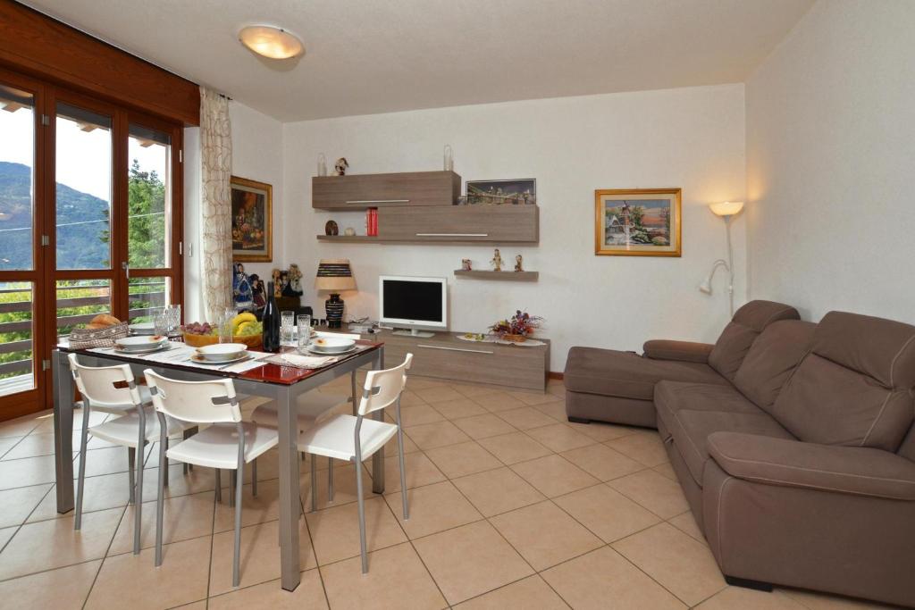 salon ze stołem i kanapą w obiekcie Casa Virginia w mieście Mandello del Lario