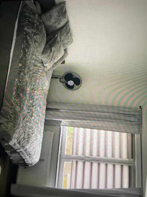 ein Fenster in einem Zimmer mit einem Vorhang in der Unterkunft Wohnung am Phönixsee in Dortmund