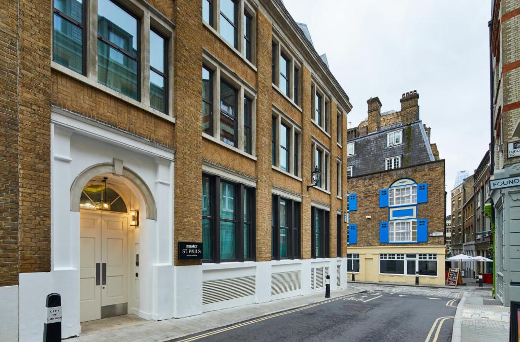 master St. Paul's في لندن: صف مباني من الطوب على شارع
