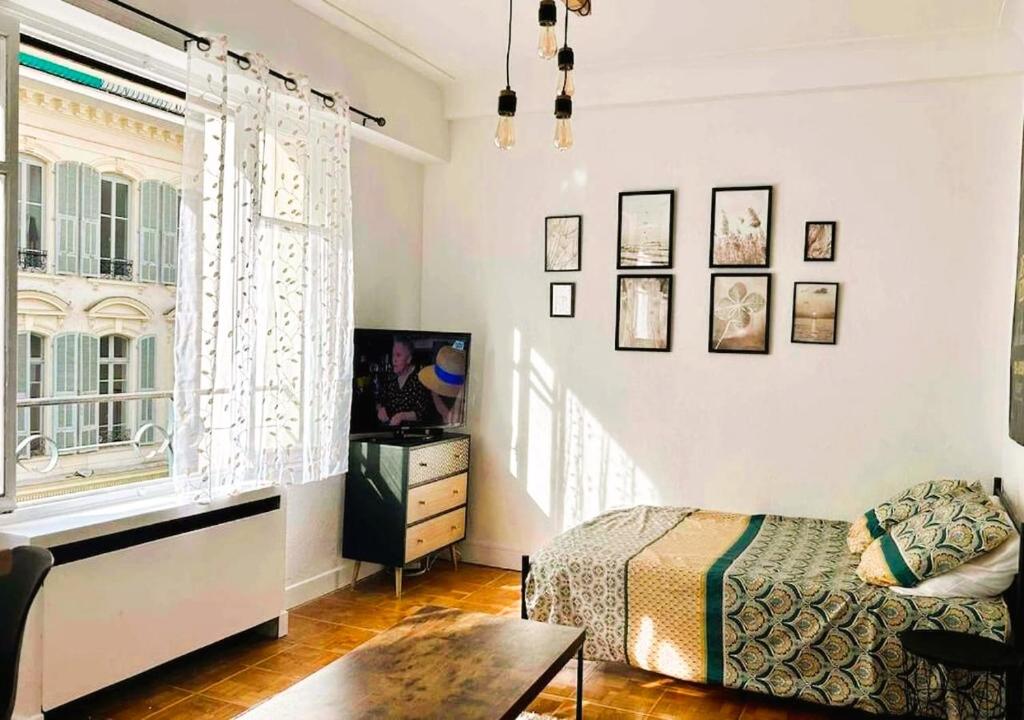une chambre avec un lit, une table et une fenêtre dans l'établissement Studio calme Nice hyper centre, à Nice
