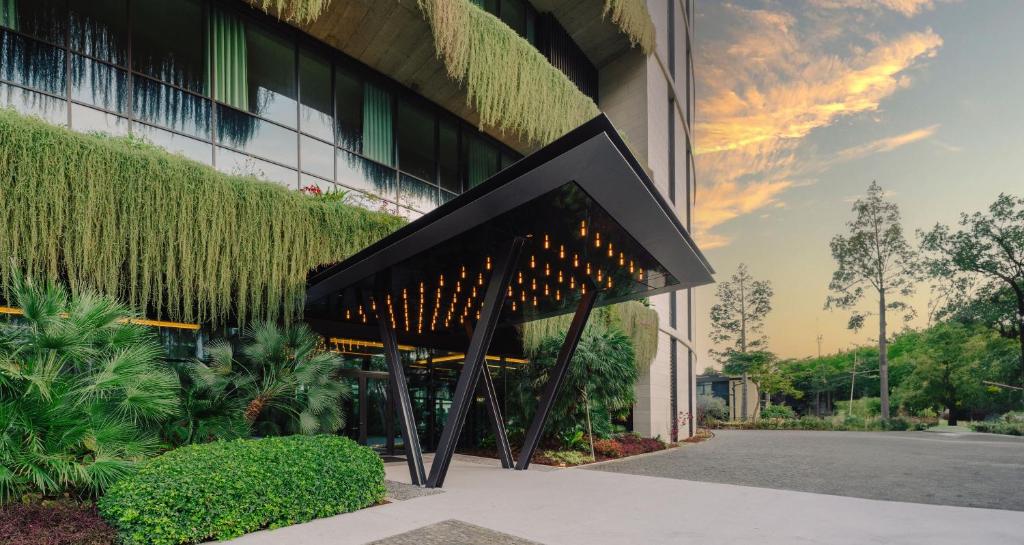 un edificio con una estructura negra delante de él en The Reserve - The Leading Hotels of the World - Savoy Signature en Funchal