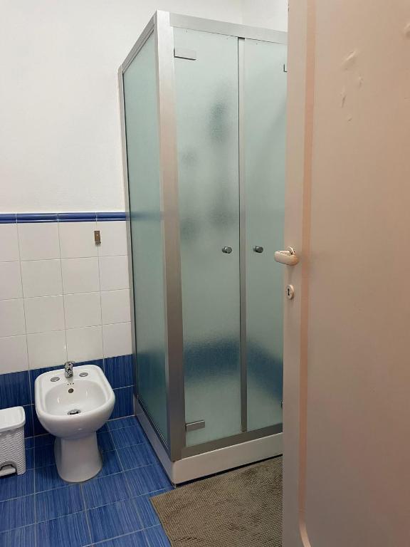 A bathroom at 100 PASSI Politeama