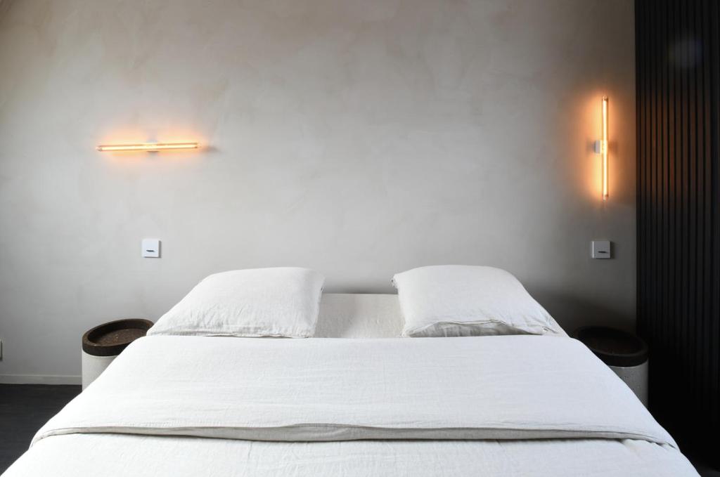 sypialnia z białym łóżkiem z 2 poduszkami w obiekcie High end private room with private bathroom w Gandawie