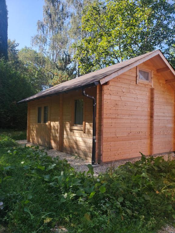 ein kleines Holzgebäude mit einem Fenster im Hof in der Unterkunft Les Chalets de Parly in Parly
