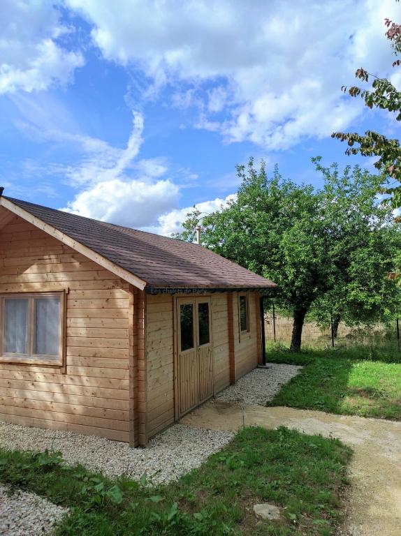 ein kleines Holzgebäude mit einer Garage in der Unterkunft Les Chalets de Parly in Parly