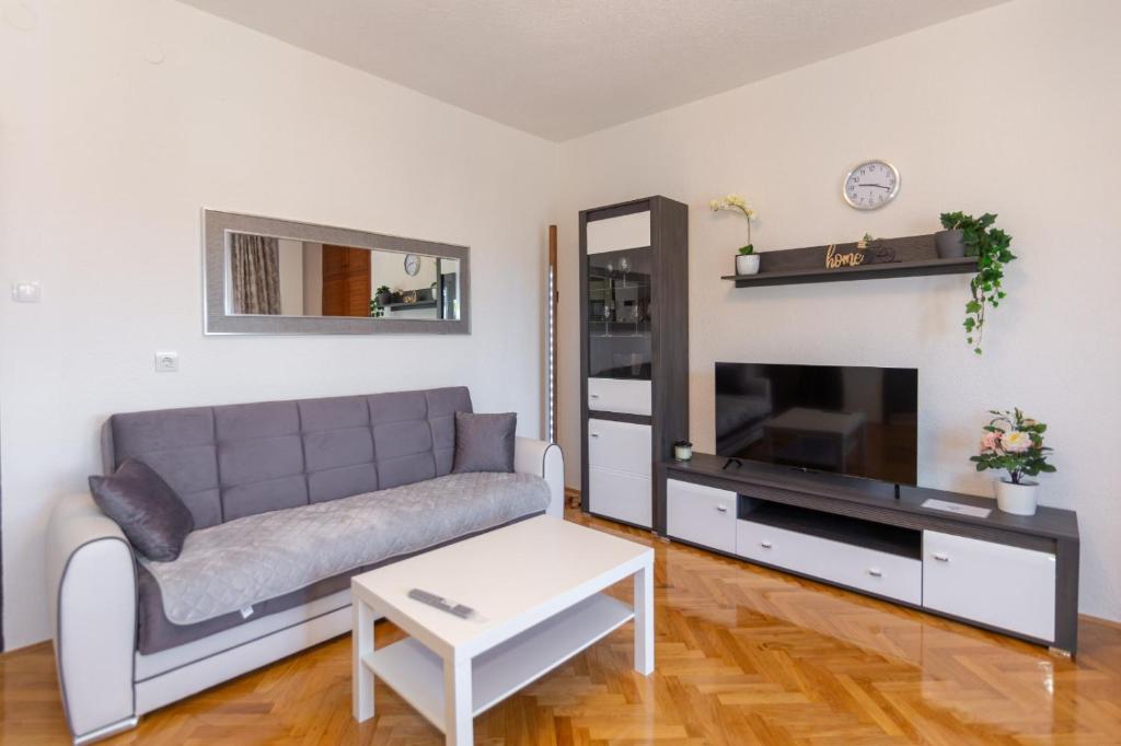 a living room with a couch and a tv at Apartman Dragomir in Imotski