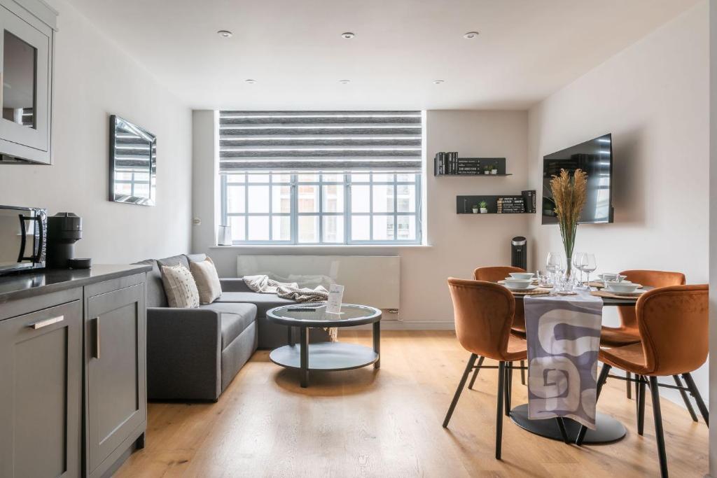 uma sala de estar com um sofá e uma mesa em Amigos Nest - Farringdon - by Frankie Says em Londres