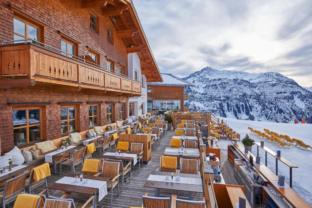 Nespecifikovaný výhled na hory nebo výhled na hory při pohledu z hotelu