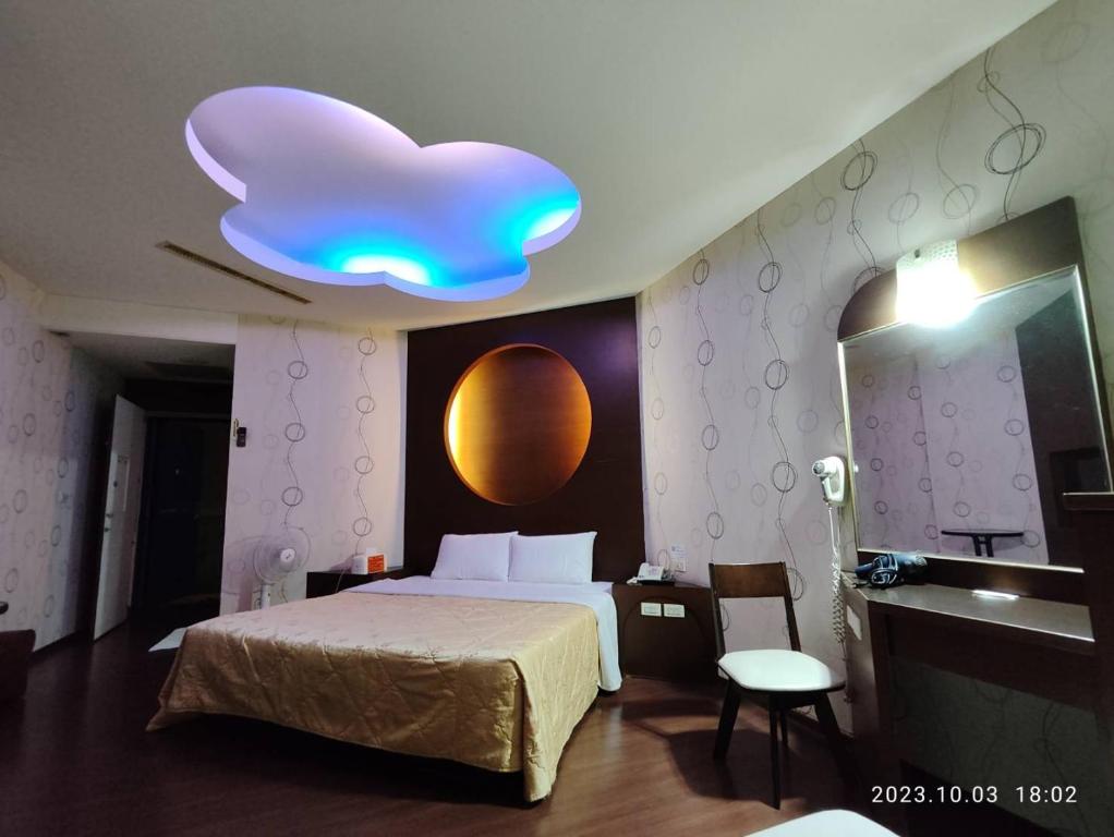 A bed or beds in a room at Xinghe Motel - Neipu Branch