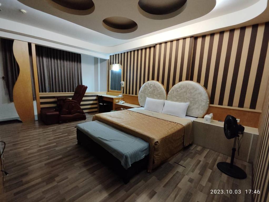 A bed or beds in a room at Xinghe Motel - Neipu Branch