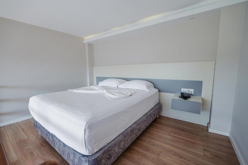 Uma cama ou camas num quarto em HOTEL DENOEL