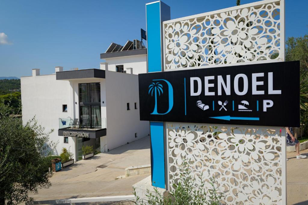 Um certificado, prémio, placa ou documento mostrado em HOTEL DENOEL