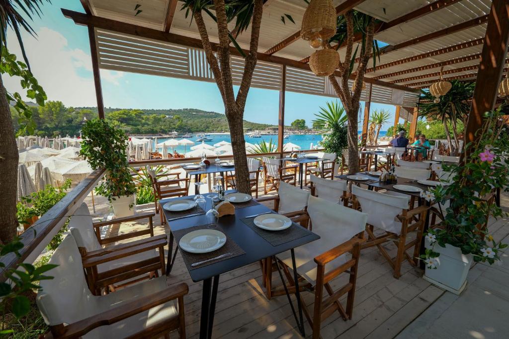 Um restaurante ou outro lugar para comer em HOTEL DENOEL