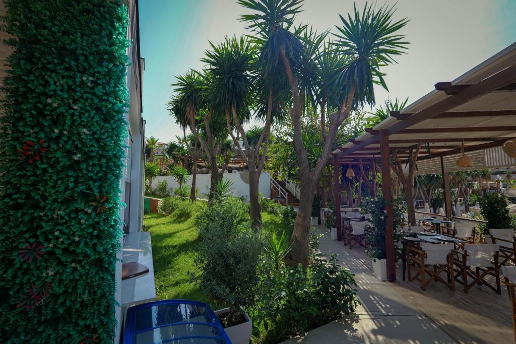 Um jardim no exterior de HOTEL DENOEL