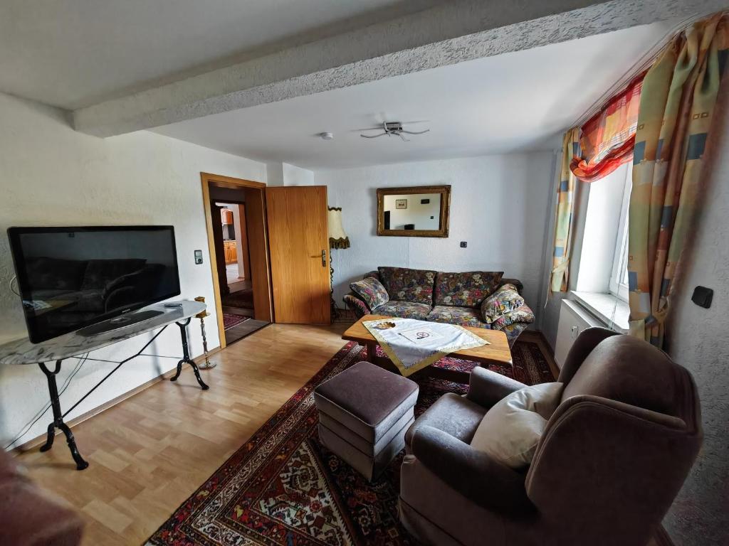 sala de estar con sofá y TV en Apartment O1 - Gut ausgestattete 3-Zimmer Wohnung 78qm für 1-3 Personen 1xDZ 1xEZ, en Grafenwöhr
