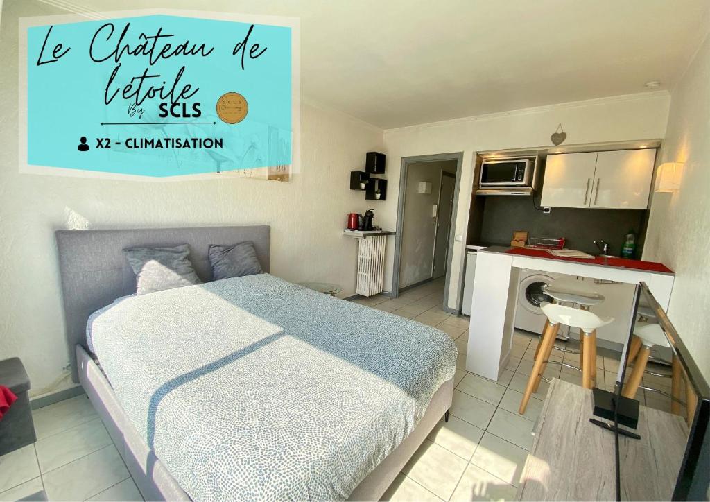 une petite chambre avec un lit et une cuisine dans l'établissement Château de l'étoile By SCLS Locations, à Cannes