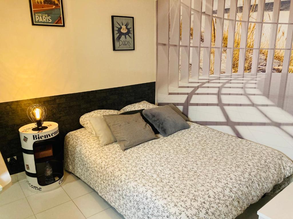 - une chambre avec un lit et une lampe dans l'établissement STUDIO PARIS Gare de Lyon, à Paris