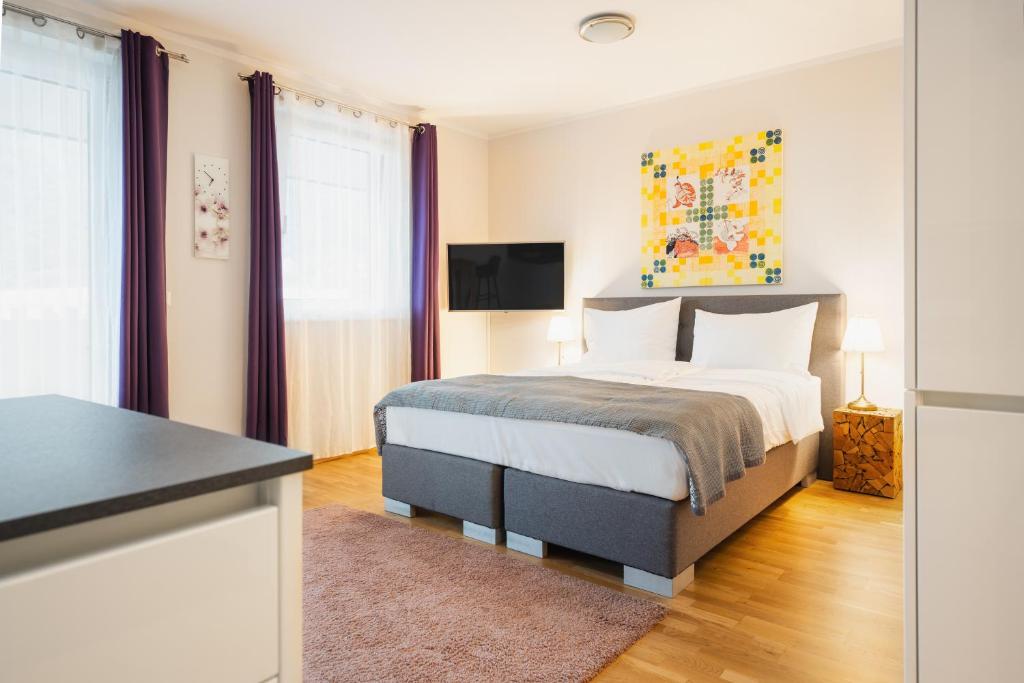 Кровать или кровати в номере Kaiser Apartments - Wohnpark Graz-Gösting