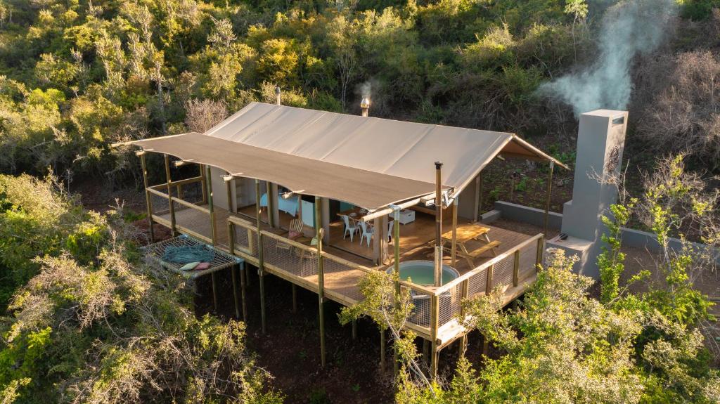 uma vista aérea de uma casa na floresta em AfriCamps Addo em Swanepoelskraal