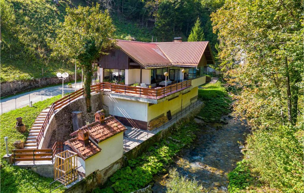 una vista aérea de una casa en un bosque en Gorgeous Home In Cabar With Kitchen, en Čabar