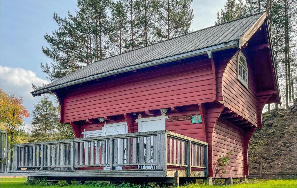 un granero rojo con un porche a un lado en 2 Bedroom Awesome Home In Grue Finnskog, en Svullrya