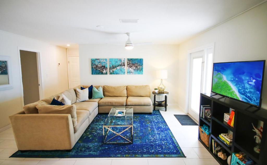 ブレーデントンにあるTropical and Tranquil Bradenton Hideawayのソファとテレビのあるリビングルーム