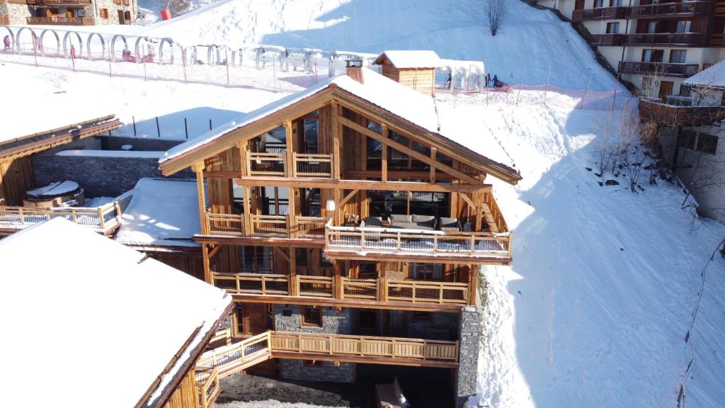 a house under construction in the snow at Epicime Lodge in Landry