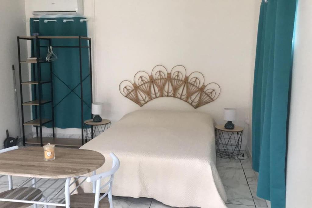 ein Schlafzimmer mit einem großen Bett mit zwei Tischen in der Unterkunft Le refuge du voyageur in Sainte-Marie