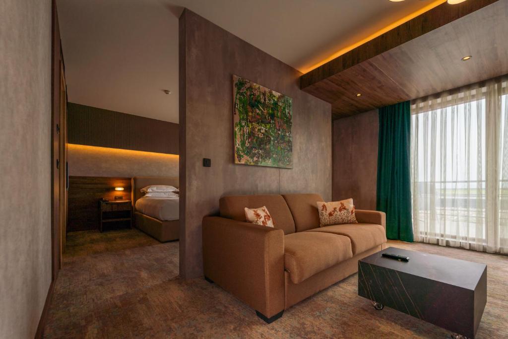 Postel nebo postele na pokoji v ubytování Emerald Hotel