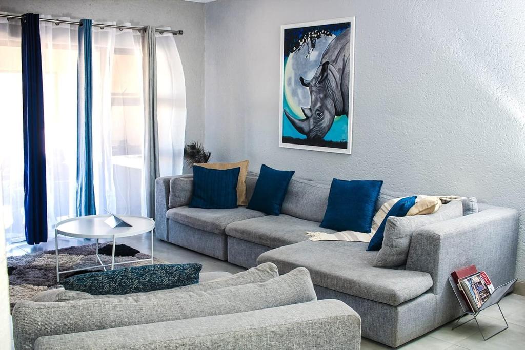 uma sala de estar com um sofá e dois sofás em Mills Pad with 2-bedroom em Nelspruit
