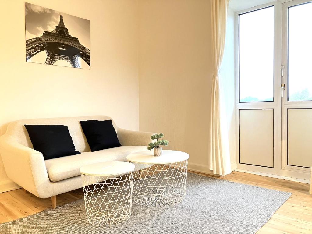 One Bedroom Apartment In Odense, Middelfartvej 259 في أودنسه: غرفة معيشة مع أريكة وطاولة