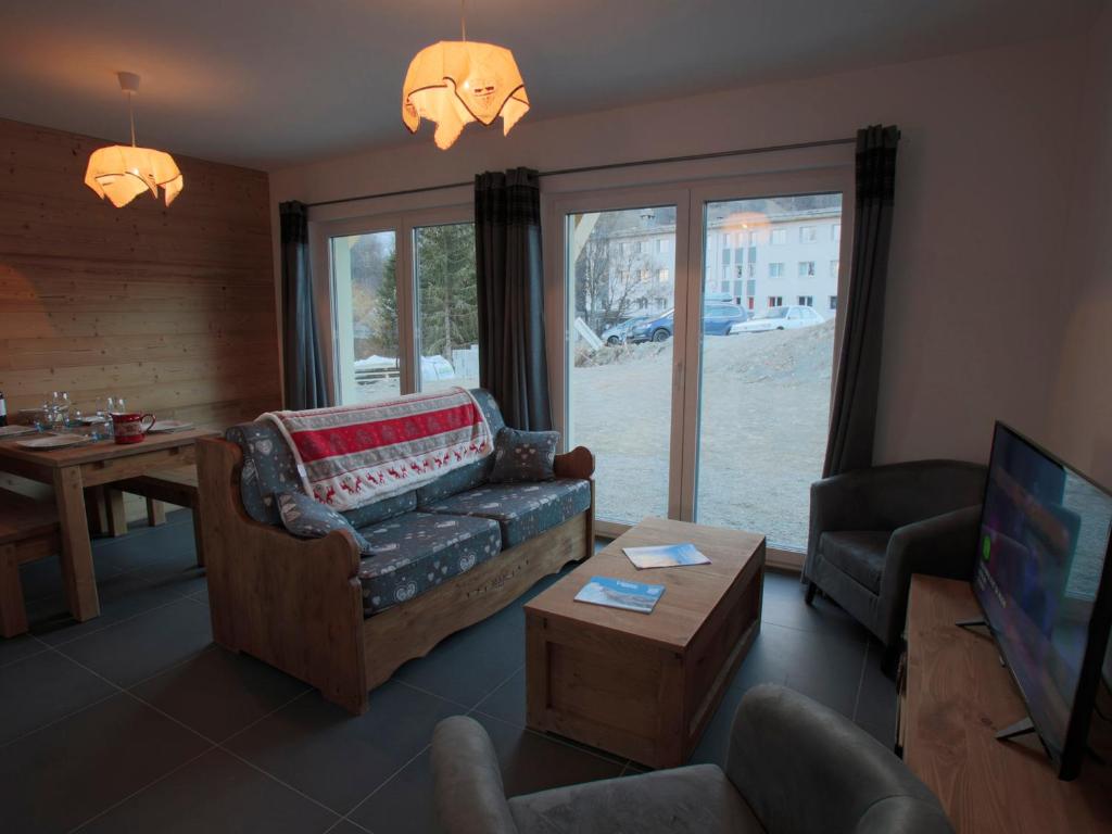 a living room with a couch and a tv at Appartement Valloire, 3 pièces, 4 personnes - FR-1-263-338 in Valloire
