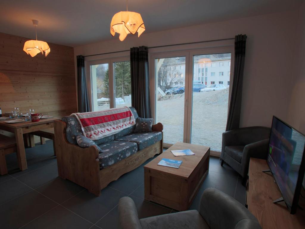 un salon avec un canapé et une télévision dans l'établissement Appartement 3 pièces 4 pers, 3 étoiles, Exposé Sud avec Terrasse - Valloire, à Proximité des Pistes - FR-1-263-338, à Valloire