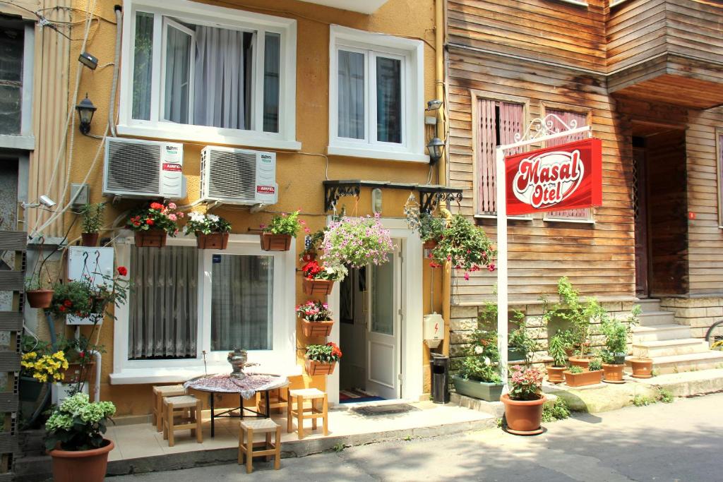 un ristorante con tavolo all'esterno di un edificio di Masal Hotel a Büyükada