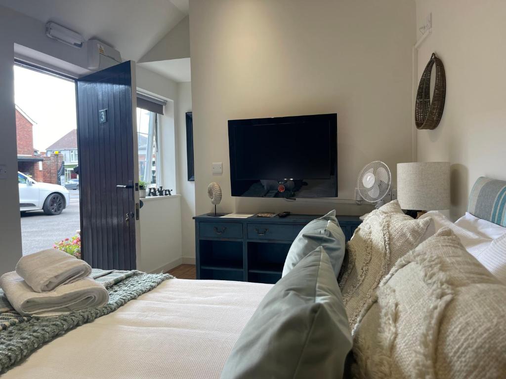 Телевизор и/или развлекательный центр в The Courtyard Rooms