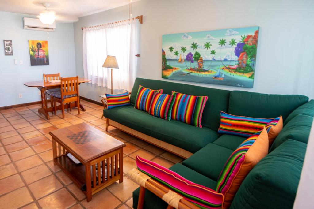sala de estar con sofá verde y mesa en Isla Bonita Yacht Club, en San Pedro