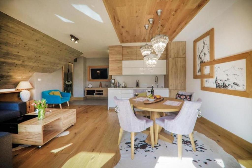 Kuchyňa alebo kuchynka v ubytovaní Apart-Center Pod Gwiazdami SPA