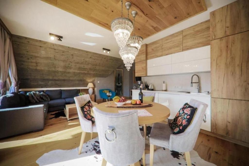 Posedenie v ubytovaní Apart-Center Pod Gwiazdami SPA