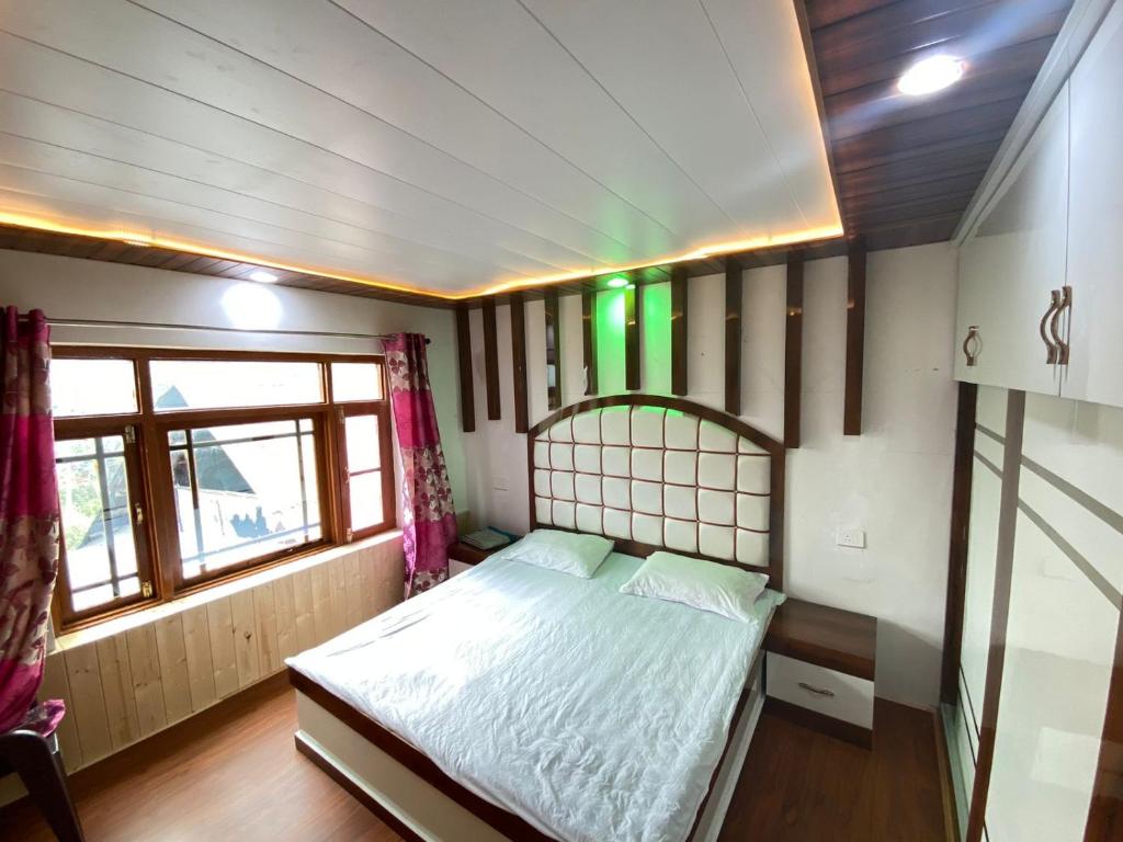 ein kleines Schlafzimmer mit einem Bett in einem Zimmer in der Unterkunft Sheen Homestay in Gulmarg