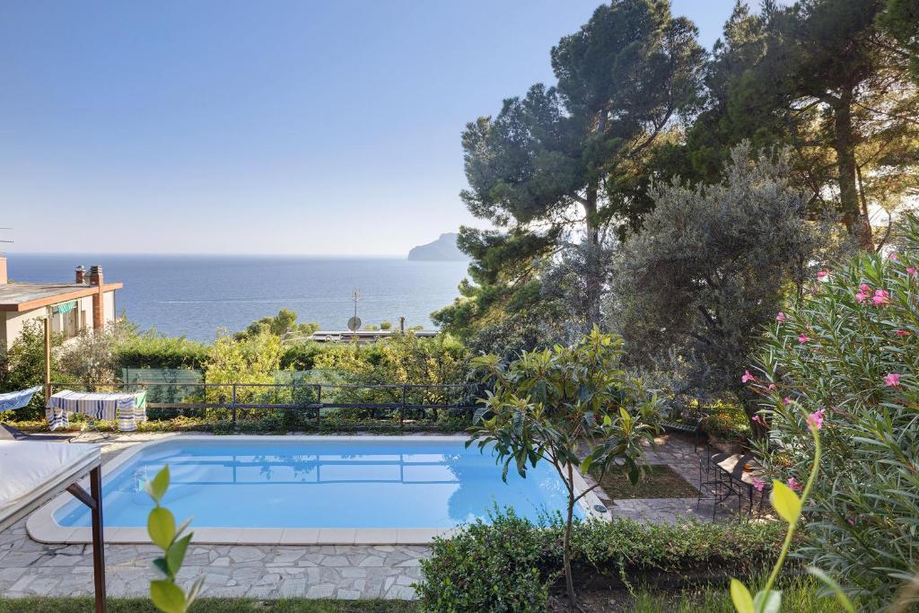 Villa con piscina y vistas al océano en Belvedere su Spotorno, en Bergeggi