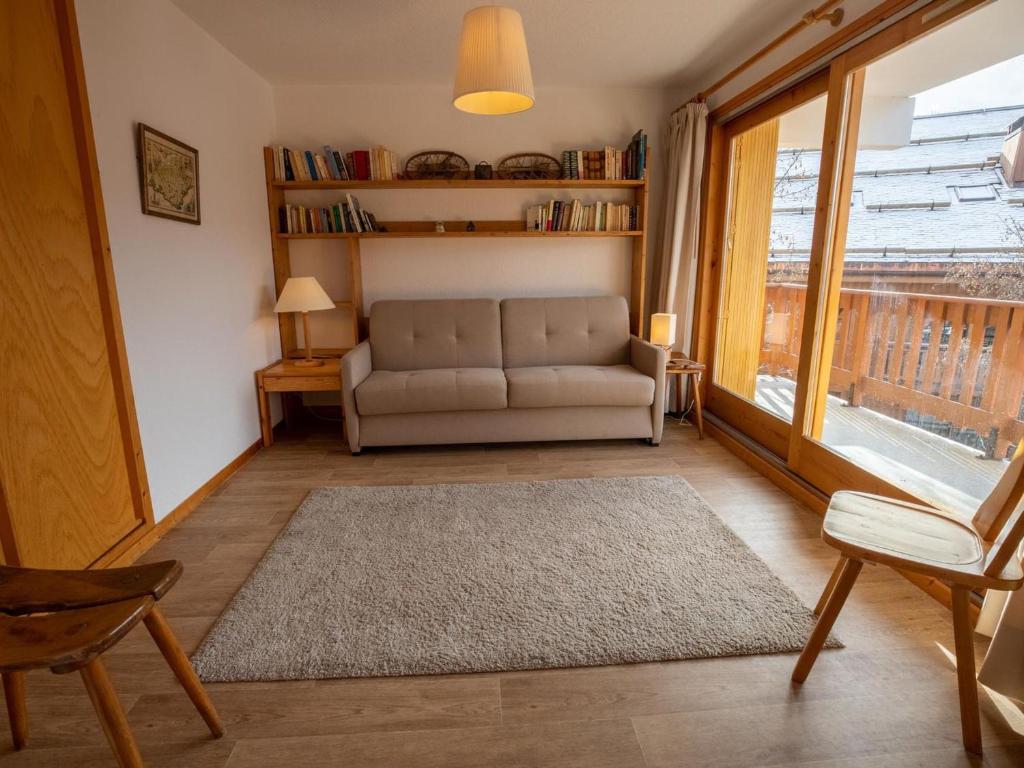 a living room with a couch and a window at Appartement Méribel, 3 pièces, 6 personnes - FR-1-688-36 in Méribel