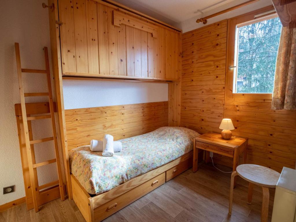 a bedroom with a bunk bed and a ladder at Appartement Méribel, 3 pièces, 6 personnes - FR-1-688-36 in Méribel