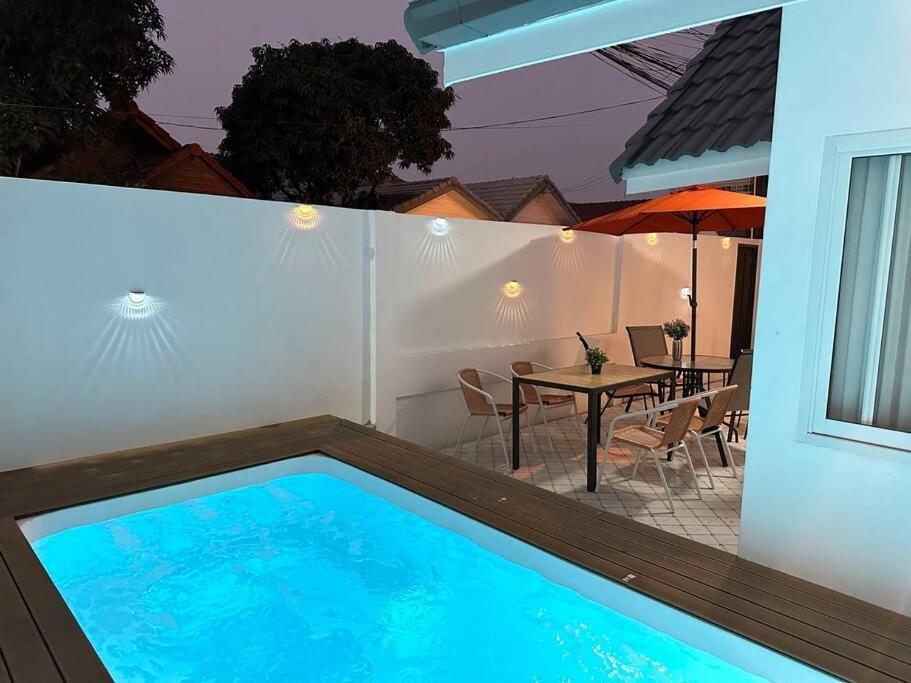 Bazén v ubytování Luxury Villa with Massage Pool in Downtown Pattaya, Walking Street nebo v jeho okolí