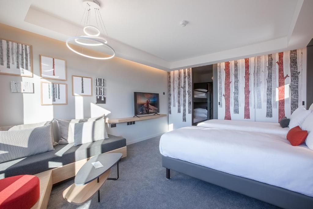 Postel nebo postele na pokoji v ubytování Altezza - Arc 1800 Hotel & Spa - ex Mercure