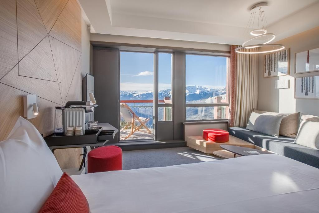 Nespecifikovaný výhled na hory nebo výhled na hory při pohledu z hotelu
